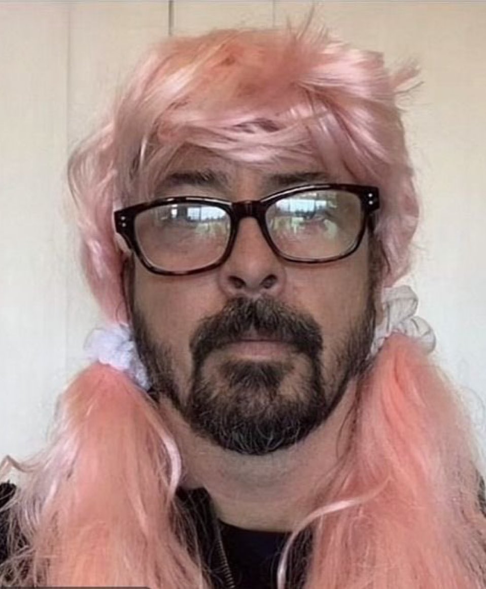 lanasasgf's tweet photo. imagine hating dave and he’s just in his house doing this https://t.co/9dg5gesJ6r