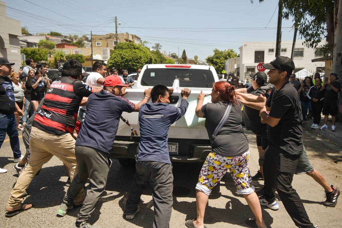 HiptexNews's tweet photo. Cerca de 250 vecinos de la colonia Libertad se unieron para evitar se ejecutase una orden de cateo en contra del negocio "Saldos Koko” en la colonia Libertad. #Tijuana
https://t.co/BHKdsQUV1t https://t.co/o0l9r1jOGL