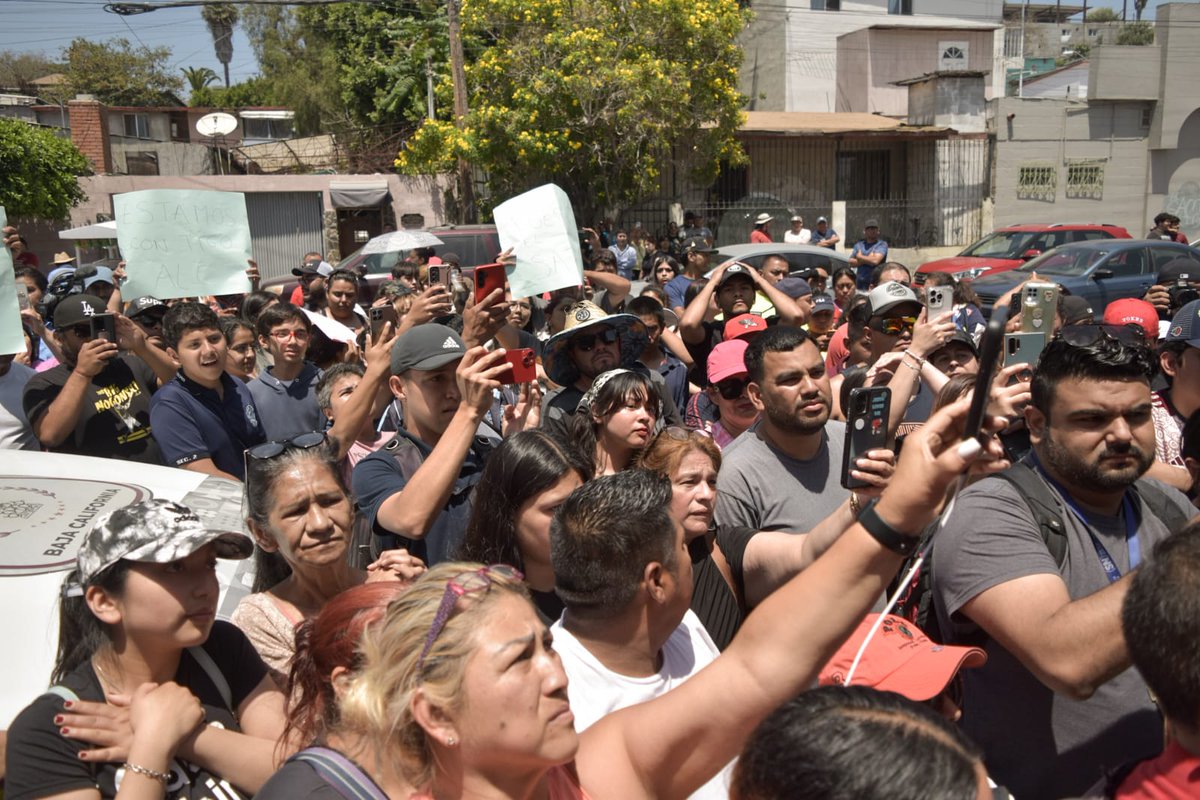 HiptexNews's tweet photo. Cerca de 250 vecinos de la colonia Libertad se unieron para evitar se ejecutase una orden de cateo en contra del negocio "Saldos Koko” en la colonia Libertad. #Tijuana
https://t.co/BHKdsQUV1t https://t.co/o0l9r1jOGL