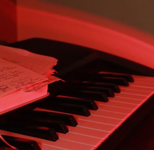 ___minte's tweet photo. Piano class | #chanin OS 🔞

Chan necesitaba plata, ¿qué mejor manera que enseñando? 
La madre de Jeongin sólo quería que su hijo haga algo que lo ayude en un futuro...
Eran dos adolescentes sin experiencia sexual https://t.co/wpbfCGbqdO