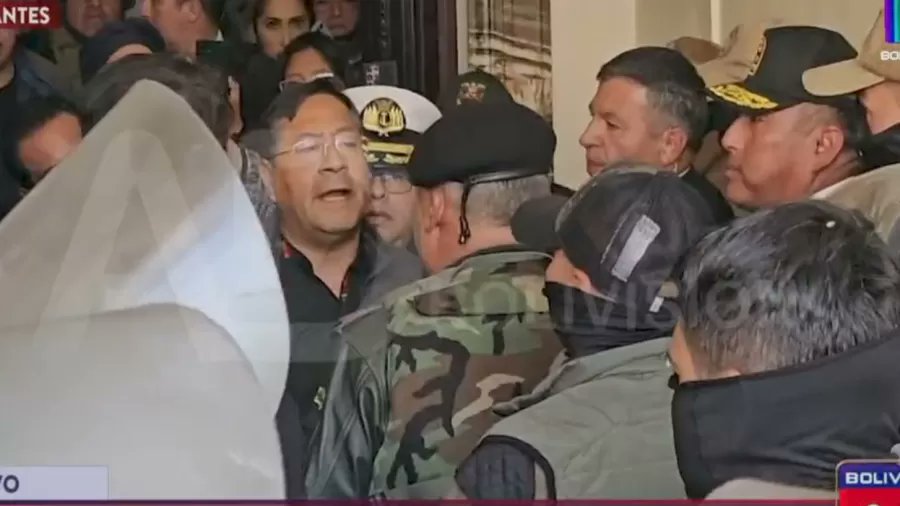 Lucho Arce, de cabeça erguida, encara o general golpista. Uma dessas imagens que já nascem históricas.