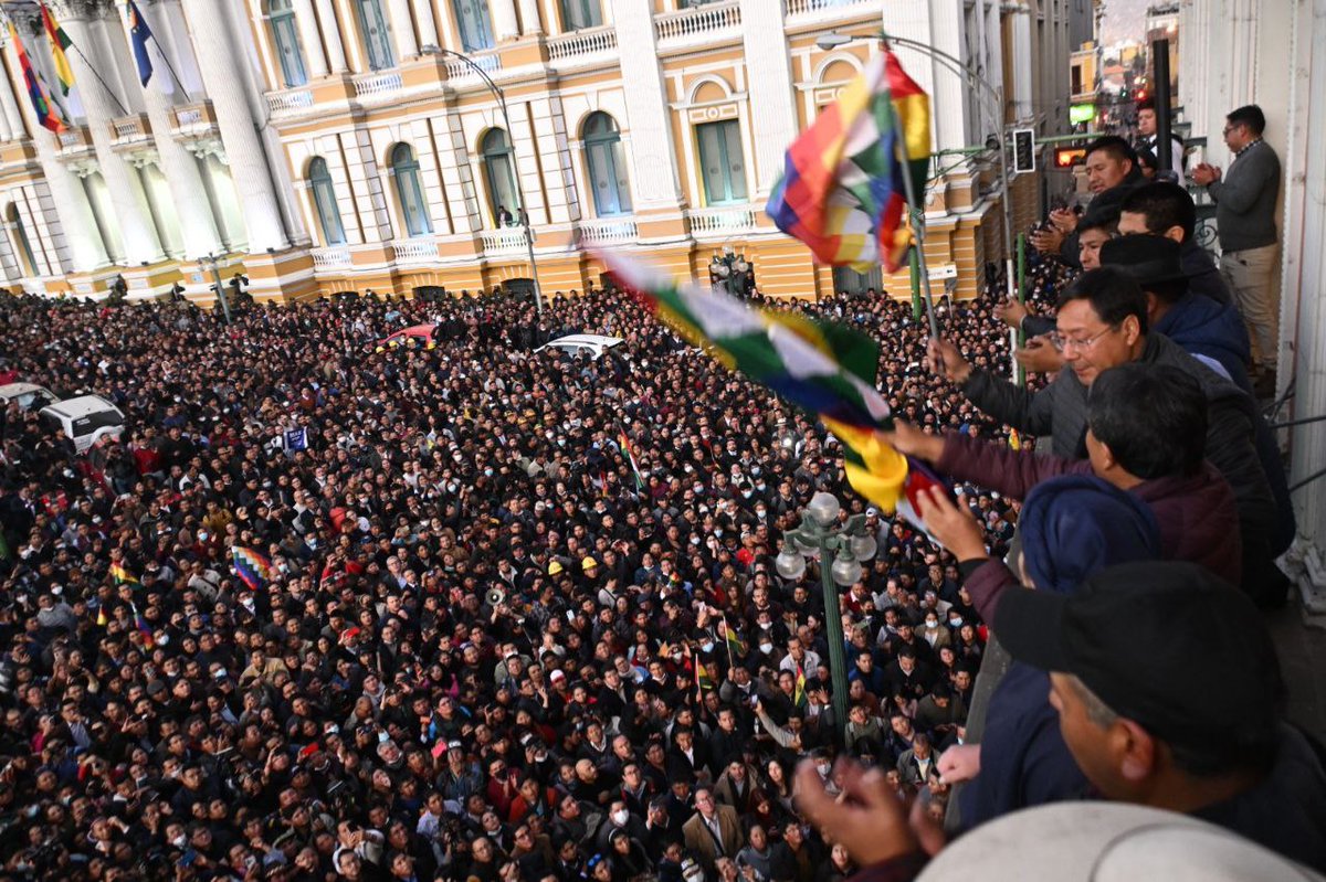 MidiaNINJA's tweet photo. 🌟 HERÓIS DA DEMOCRACIA!  

O povo boliviano celebra na praça enquanto Luis Arce e seus ministros estão no balcão do Palácio do Governo. A tentativa de golpe foi derrotada! Viva a Bolívia!!! 🇧🇴✊🏿

Fotos: Gustavo Ticona, Bolivia https://t.co/X2wjed7RtN