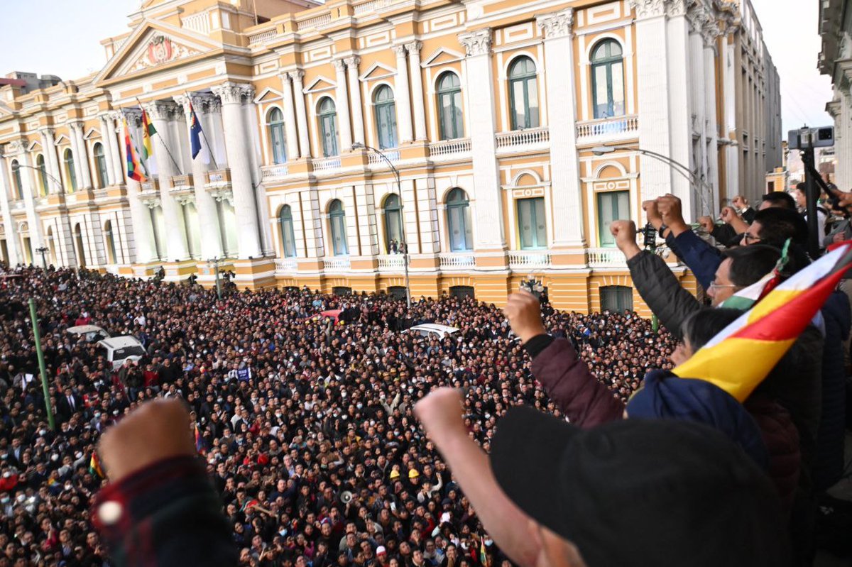 MidiaNINJA's tweet photo. 🌟 HERÓIS DA DEMOCRACIA!  

O povo boliviano celebra na praça enquanto Luis Arce e seus ministros estão no balcão do Palácio do Governo. A tentativa de golpe foi derrotada! Viva a Bolívia!!! 🇧🇴✊🏿

Fotos: Gustavo Ticona, Bolivia https://t.co/X2wjed7RtN