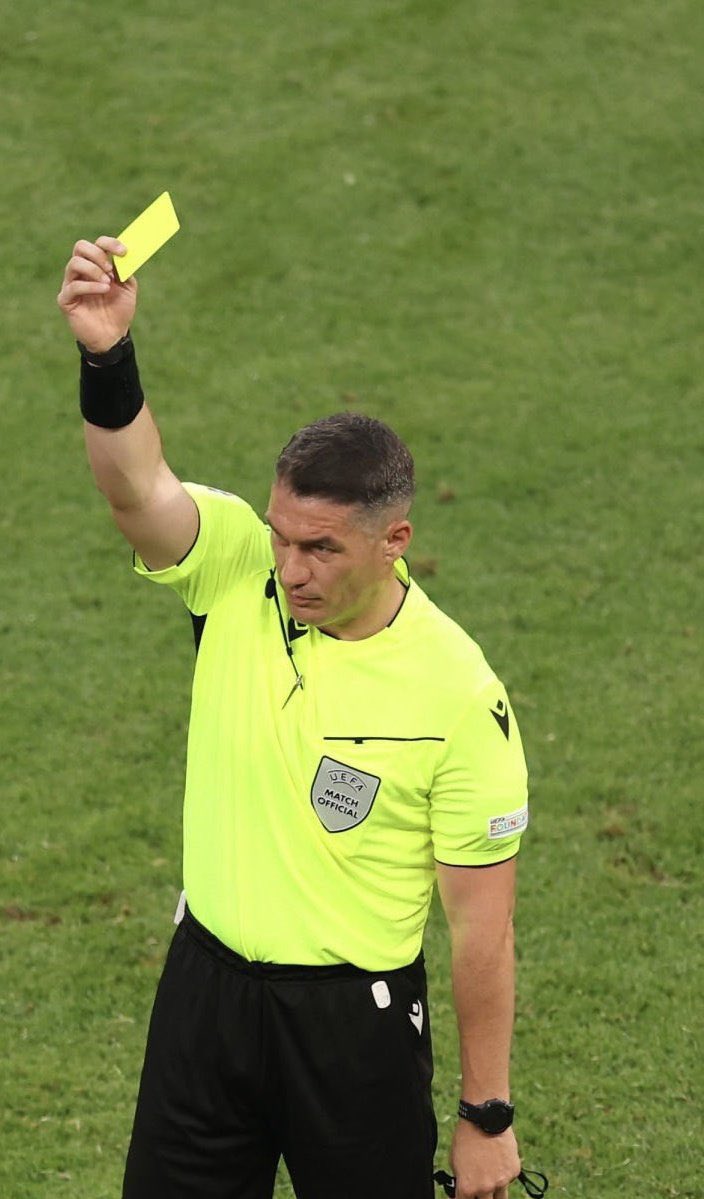 #CZEvTUR
Maç bitti ama hala bir yerlerde kart gösteriyor olabilir. 🤣