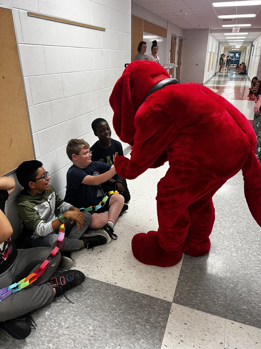 erica_hoemann's tweet photo. A special visitor stopped by @McGregor_SPS today #exploreSPS ๐พโค๏ธ๐ https://t.co/PmGj4XYQJk