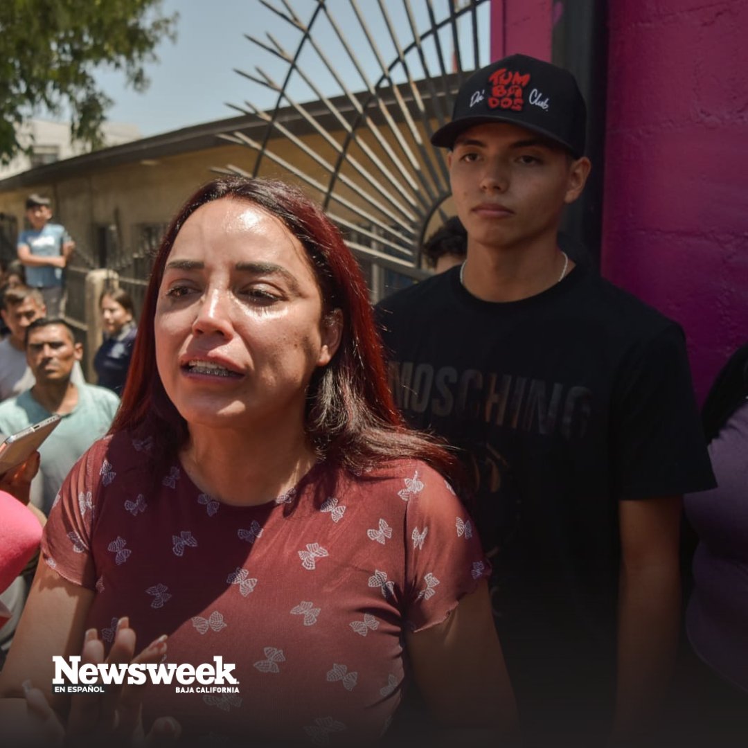 BCNewsweek's tweet photo. La justificación de la autoridad estatal fue que la visita a #SaldosKOKO era para revisar que todas las mercancías estuvieran en orden y con los permisos de importación correspondiente, sin embargo, cuando la propietaria comenzó a realizar una transmisión en vivo en sus redes sociales, los representantes del #SATBC decidieron no mostrar sus identificaciones y cubrieron sus rostros con cubrebocas.