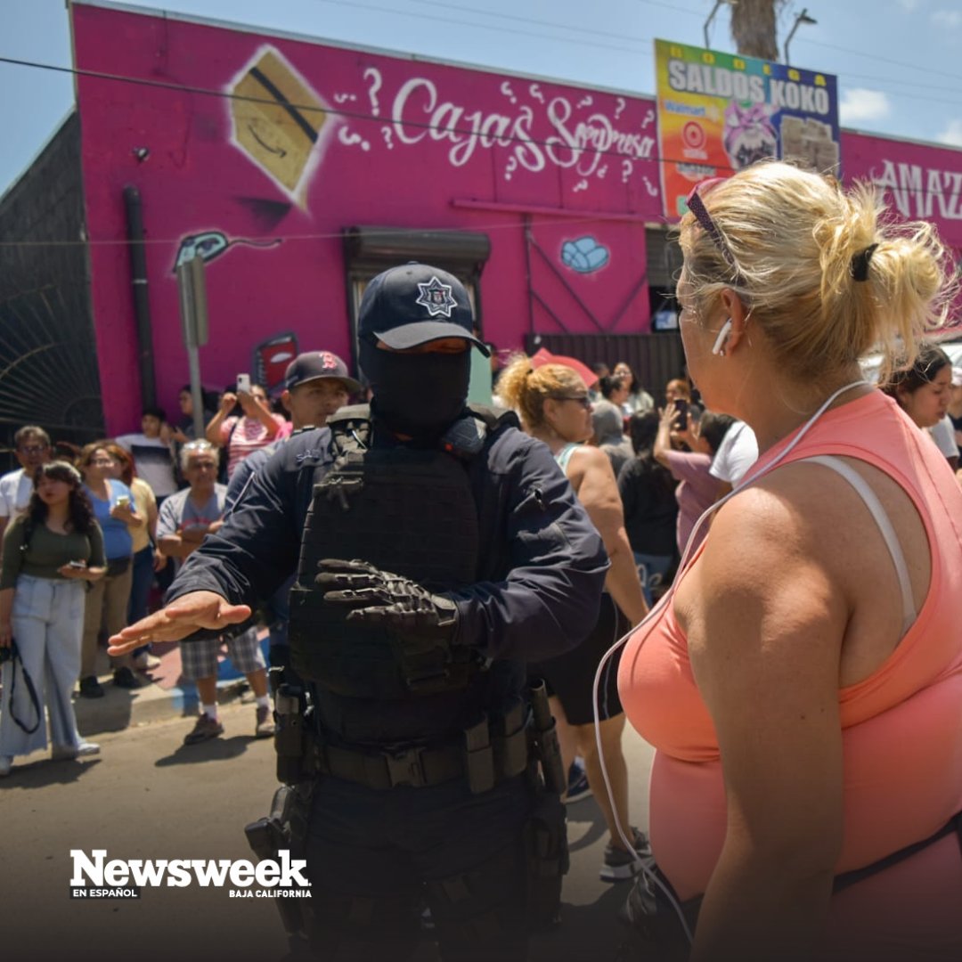 BCNewsweek's tweet photo. La justificación de la autoridad estatal fue que la visita a #SaldosKOKO era para revisar que todas las mercancías estuvieran en orden y con los permisos de importación correspondiente, sin embargo, cuando la propietaria comenzó a realizar una transmisión en vivo en sus redes sociales, los representantes del #SATBC decidieron no mostrar sus identificaciones y cubrieron sus rostros con cubrebocas.