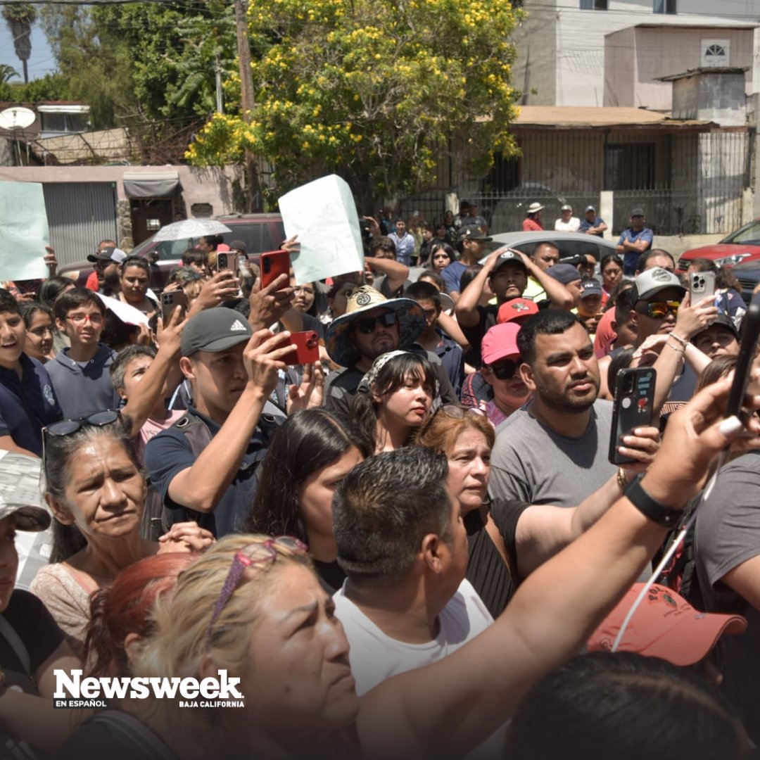 BCNewsweek's tweet photo. La justificación de la autoridad estatal fue que la visita a #SaldosKOKO era para revisar que todas las mercancías estuvieran en orden y con los permisos de importación correspondiente, sin embargo, cuando la propietaria comenzó a realizar una transmisión en vivo en sus redes sociales, los representantes del #SATBC decidieron no mostrar sus identificaciones y cubrieron sus rostros con cubrebocas.