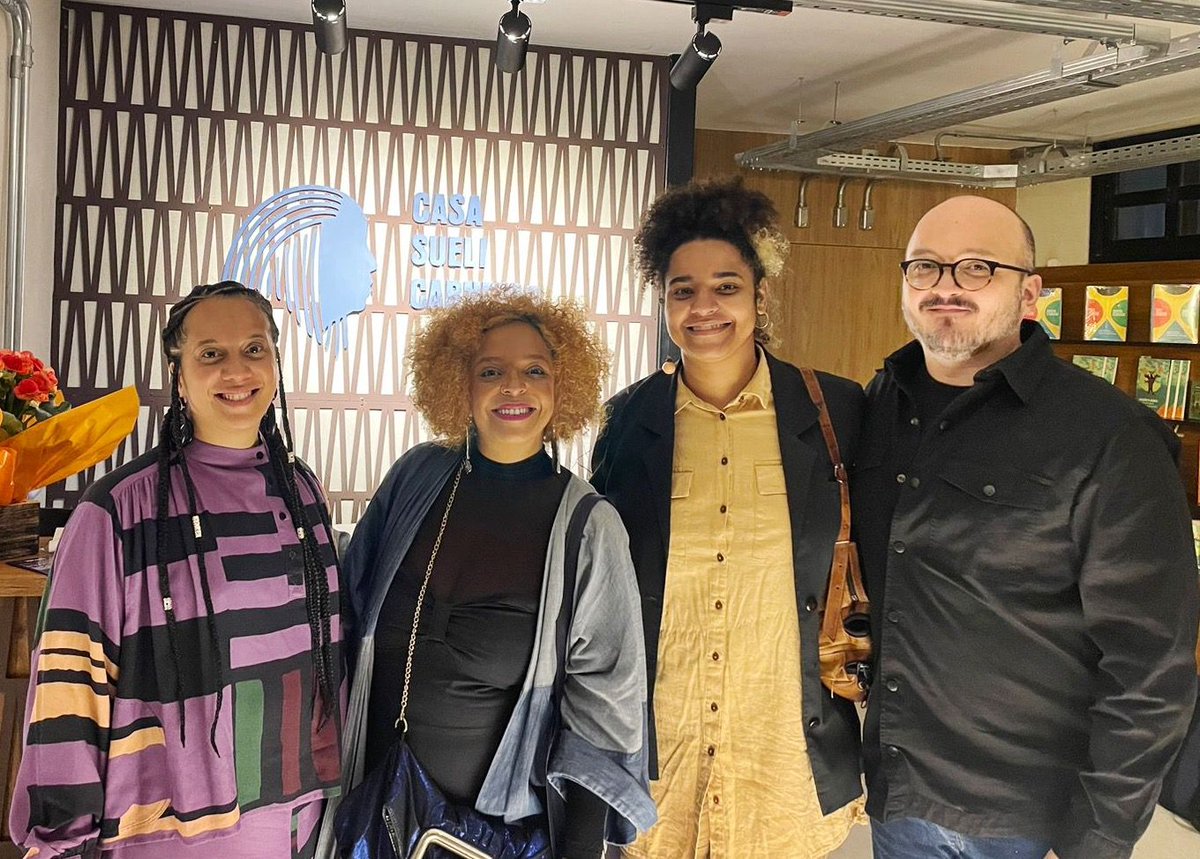 ItamarMuseu's tweet photo. Na noite de ontem, 3 filhas e cuidadoras de memórias, Anelis, filha de Itamar Assumpção; Luanda, filha de Sueli Carneiro; e Bethânia, filha de Beatriz Nascimento, se encontraram para compartilhar e ampliar saberes ancestrais, na Casa Sueli Carneiro.  
https://t.co/3r2au3iphC https://t.co/s4F1lRUhfj