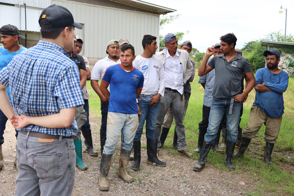 ProyectoATRACSI's tweet photo. Hoy en 🇭🇳, junto a @AhsafeH52719, capacitamos a 23 aplicadores de fitoprotección de la empresa de okra “Campo Próspero” en Choluteca. Buscamos promover el manejo seguro de productos fitosanitarios y el uso adecuado del equipo de protección personal 🌱👷‍♂️ #SeguridadAgrícola https://t.co/B0iZjbZvAF
