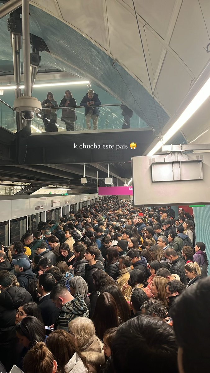 may_wc's tweet photo. @metrodesantiago para esto abrió la línea 6? https://t.co/LQ1CZ9zjNB