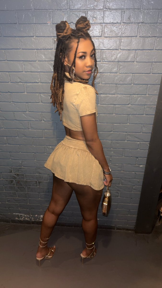 KweenKay_'s tweet image. you pretty af w/yo mean ass, lowkey ass. 😘