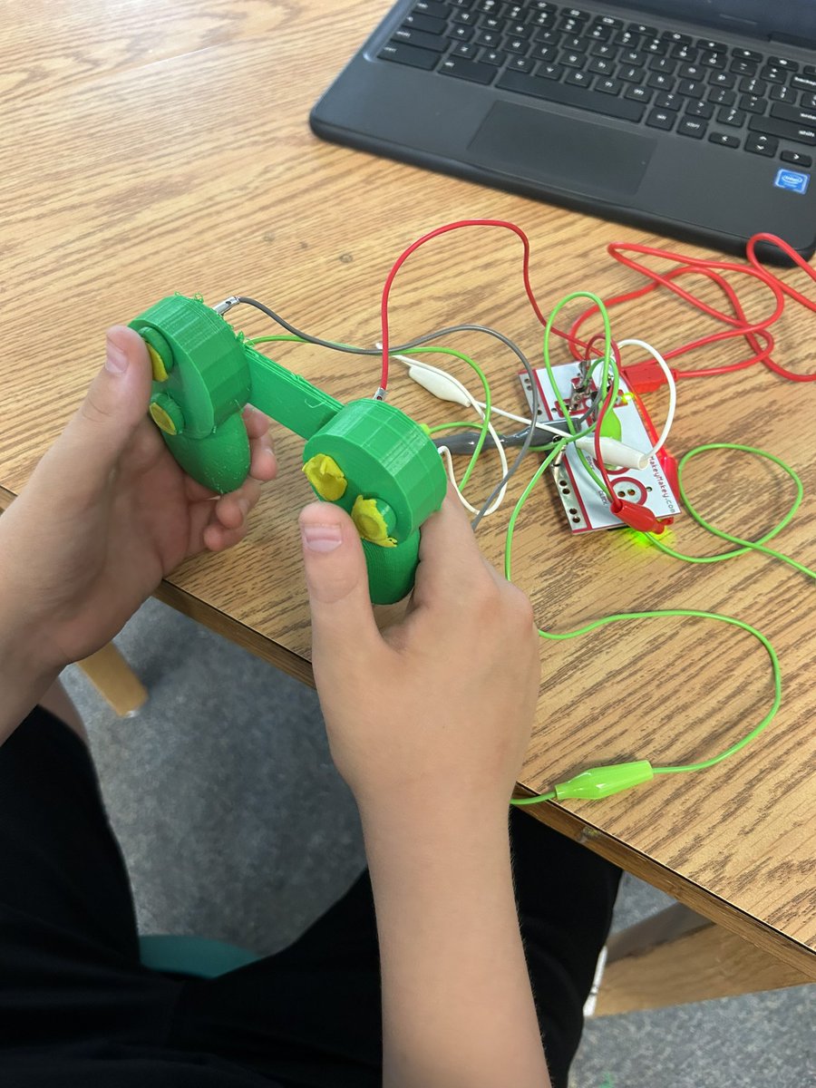BirchviewDunes's tweet photo. Coding games with scratch, 3D printing gaming controllers and putting it altogether with Makey Makey.  Bravo Inventors Club. https://t.co/spDst6osFD