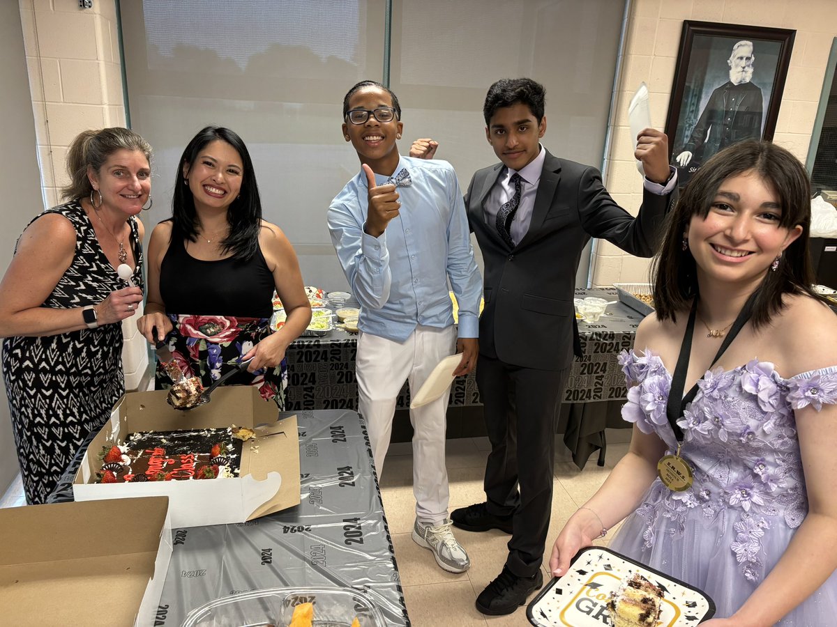 SRWS_YCDSB's tweet photo. Congratulations to
our Grade 8 Graduates!  🎓 @paonesl @YCDSB https://t.co/q47dgl0fSa