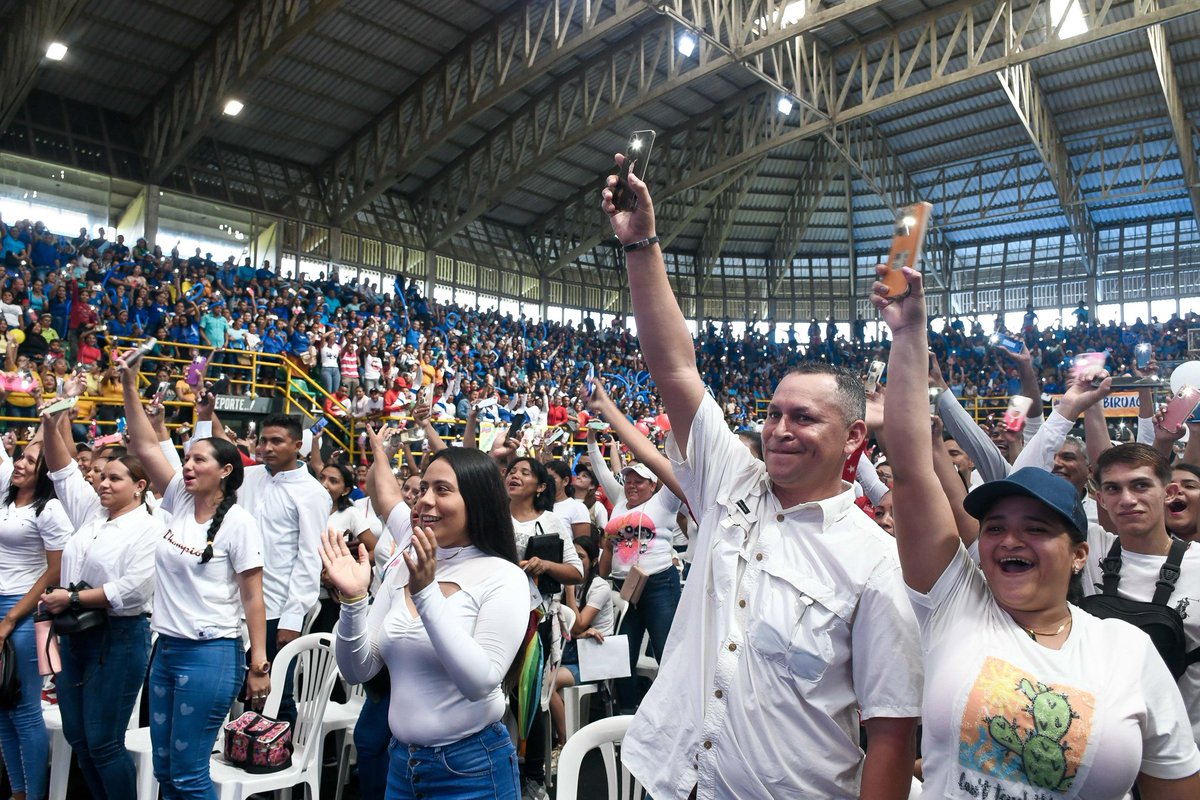 _LaAvanzadora's tweet photo. ¡Alegría y compromiso! 

Desde el Domo Bravos de Apure en #Biruaca, el Gobierno Bolivariano ha otorgado más de 6 mil 927 titularidades a nuevos ingresos al @MPPEDUCACION y 2 mil 442 credenciales a jubilados/as. 

@NicolasMaduro https://t.co/qZY6JMRIjd