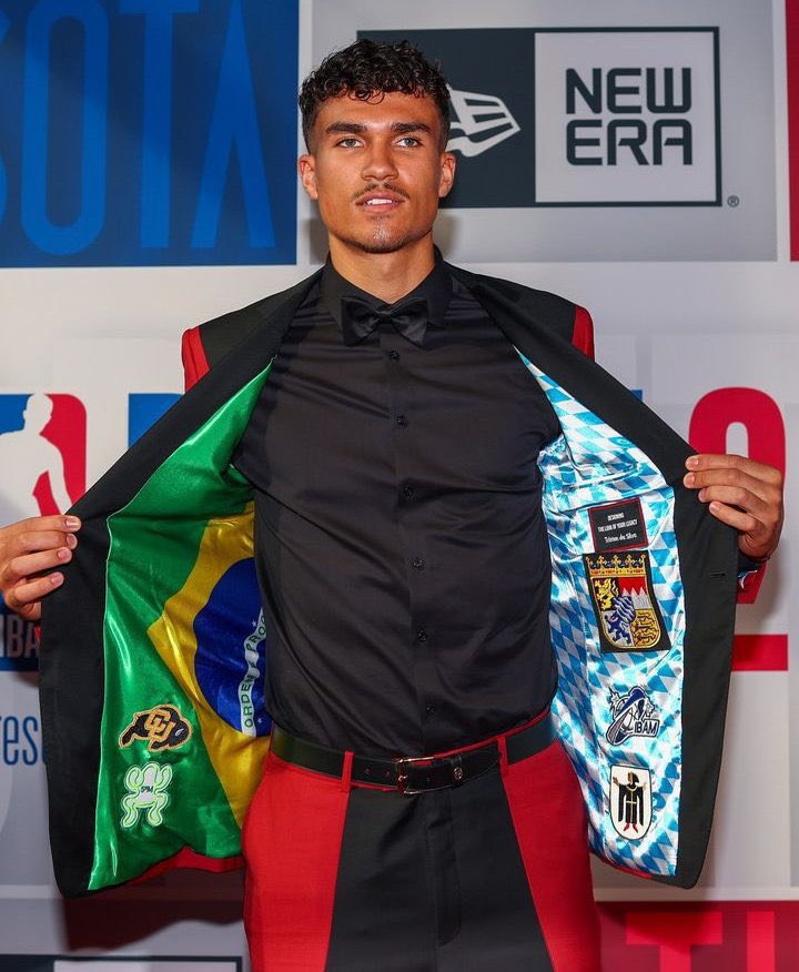 MatchupBR's tweet photo. Simplesmente o terno do Tristan da Silva (pai brasileiro, mãe alemã) no Draft 🥶🇧🇷🇩🇪 https://t.co/6WqO4jjYIP