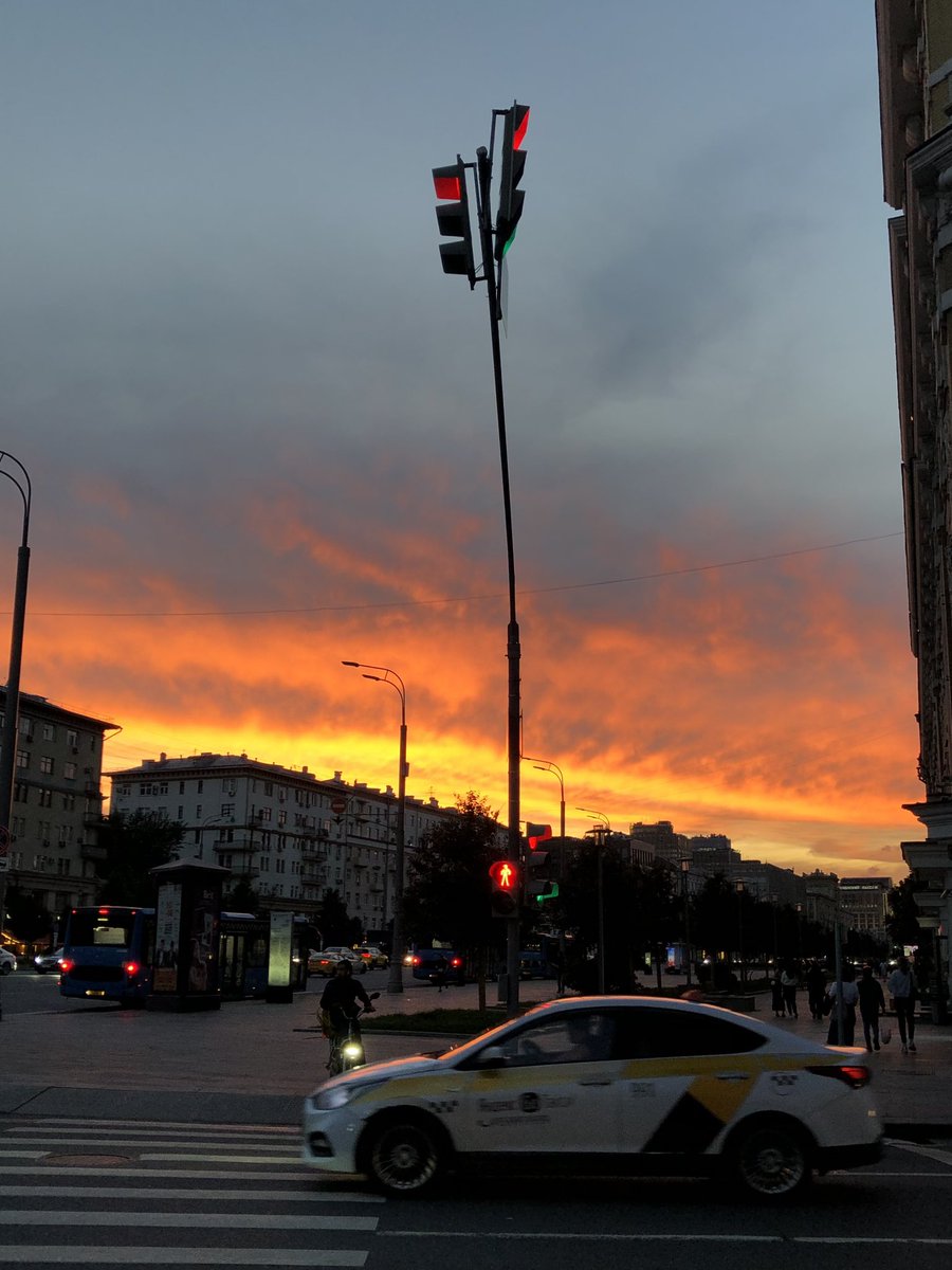 DS32948615's tweet photo. А вообще на улице сегодня было красивое. И не только сегодня. И не только на улице. https://t.co/vaBbNFUMx0