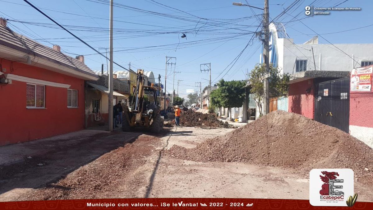 DUyOPEca2025's tweet photo. Con la repavimentación de la carpeta asfáltica, así como la rehabilitación del drenaje, banquetas y guarniciones en la Av. Lourdes de la colonia San Agustín, beneficiaremos a miles de ecatepenses que transitan en esta vialidad.
Seguimos trabajando por un #MunicipioConValores. https://t.co/tFEsHXWJEd