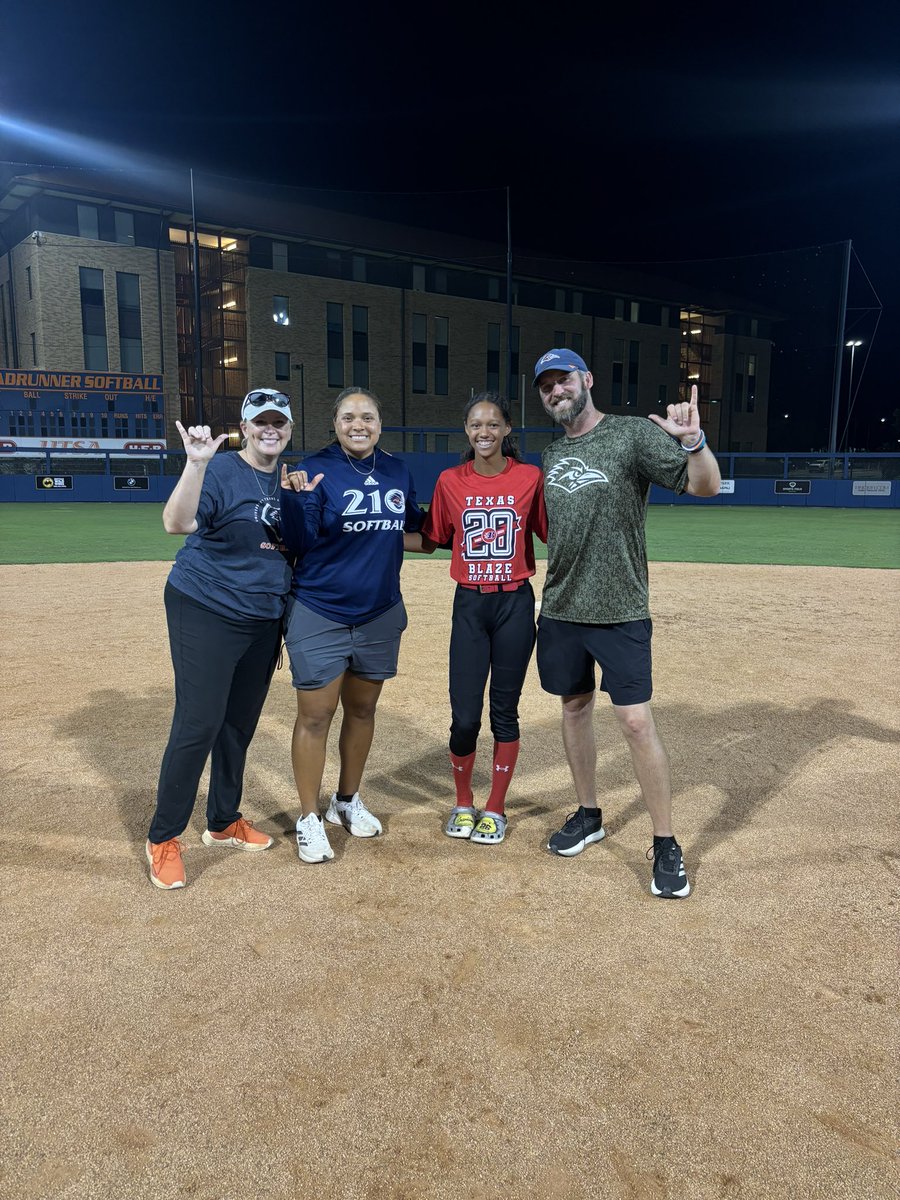 AllenJasmine26's tweet photo. Thank you UTSA softball for a great camp and the feedback provided! I will implement it and look forward to seeing you at fall camp!!! #birdsup @Vanntastic8 @torismith_6 @Coach_JimBray https://t.co/OO2DjCKZg5