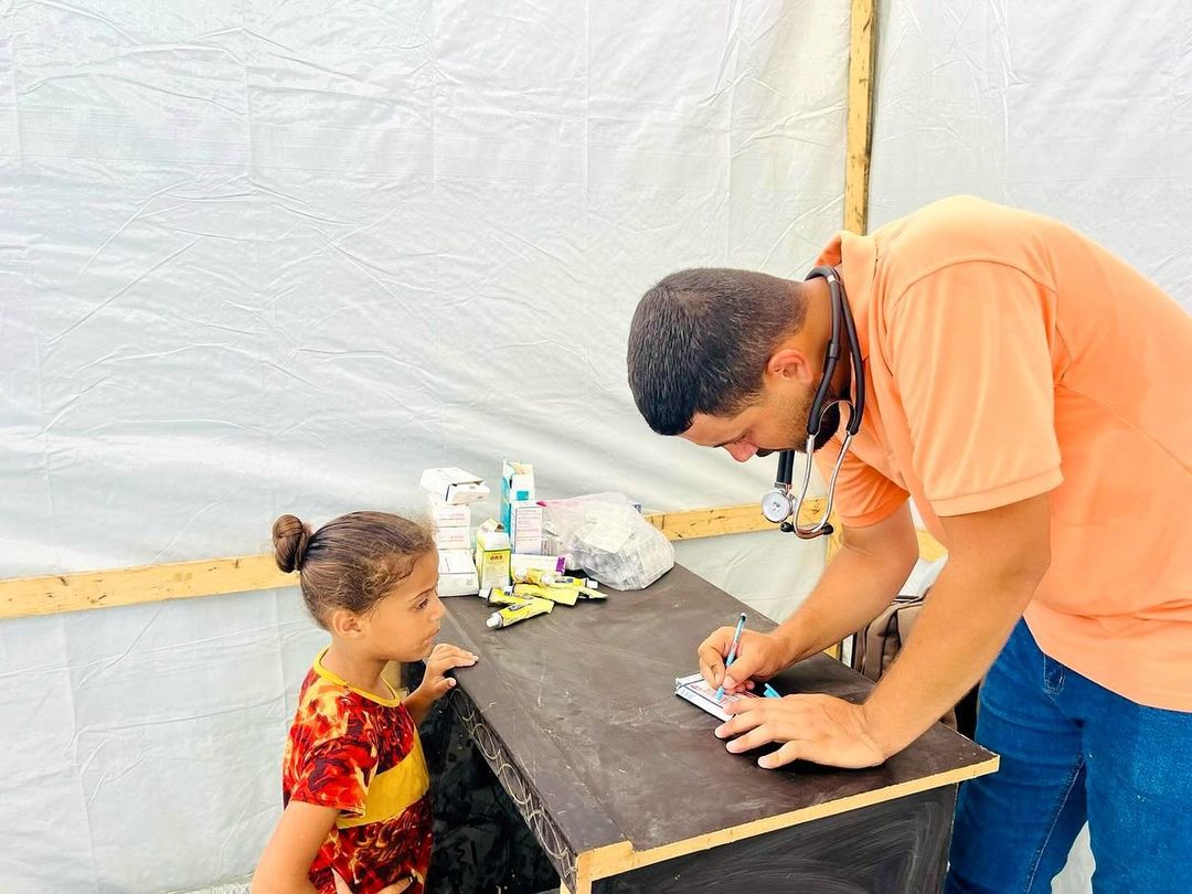 HelpMeLiveUSA's tweet photo. Grateful beyond words for the relentless dedication of our @helpmeliveusa Medical Coordinator, Dr. Abdalla Nofal. Today, we proudly opened our first medical clinic in #Gaza, a beacon of hope amidst the chaos. ❤️‍🩹✨
#KhanYounis #AlMawasi #tentclinic #humanitarianaid #NGO https://t.co/kN8HDSjUED