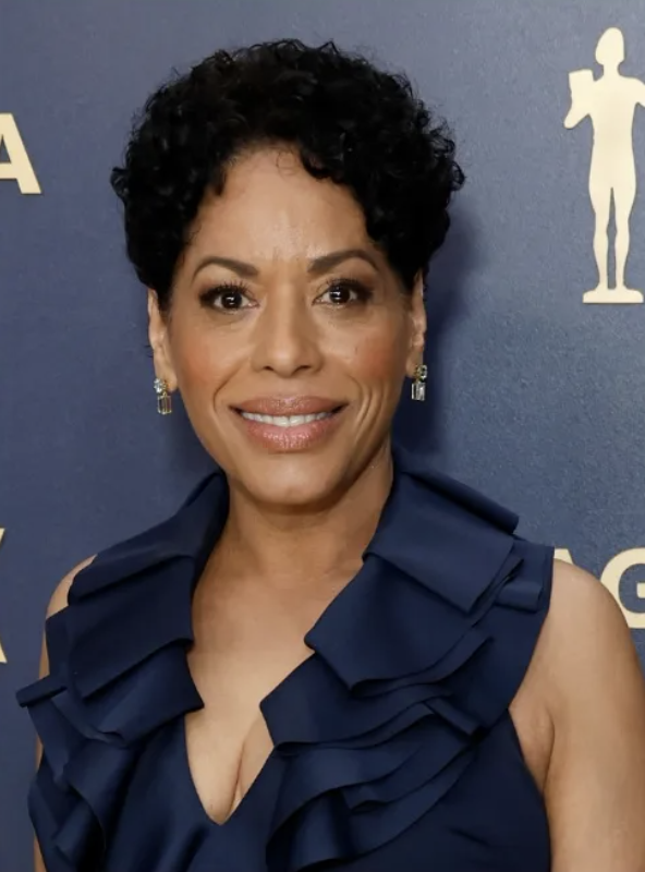 Liza Colón-Zayas on being directed by Ayo Edebiri in #TheBear Season 3: “She’s open, smart and fearless. So fearless that I was watching and putting ideas in my head like, ‘Why can’t I just be so fearless and know that I could take chances like that.’ [Edebiri] sailed through