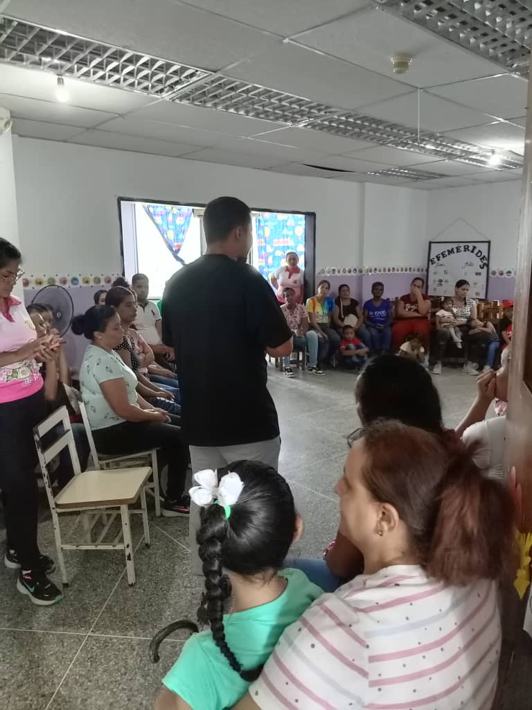 Municipio Zamora en la UEN La Esperanza en acción con la actividad de escuela para padres, promoviendo la responsabilidad en el proceso de aprendizaje. #zamora 
#NicoTieneElSon
<a href="/NicolasMaduro/">Nicolás Maduro</a> 
<a href="/_LaAvanzadora/">Yelitze Santaella</a> 
@MPPEDUCACION 
<a href="/LeiraSuarezPsuv/">LeyraSuarezPsuv</a> 
<a href="/Soykarinacarpio/">Karina Carpio</a>