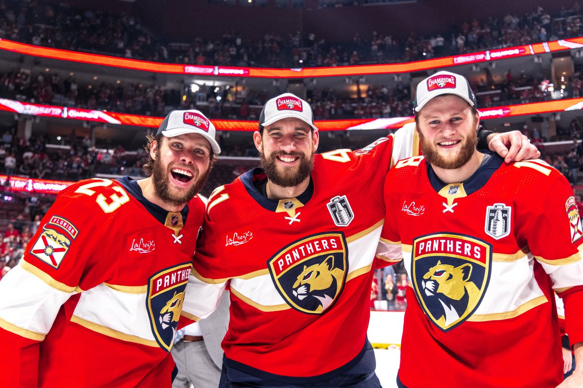 FlaPanthers's tweet photo. 😁📸🏆 https://t.co/kqnz5v8QHS