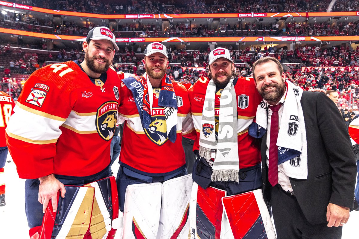FlaPanthers's tweet photo. 😁📸🏆 https://t.co/kqnz5v8QHS