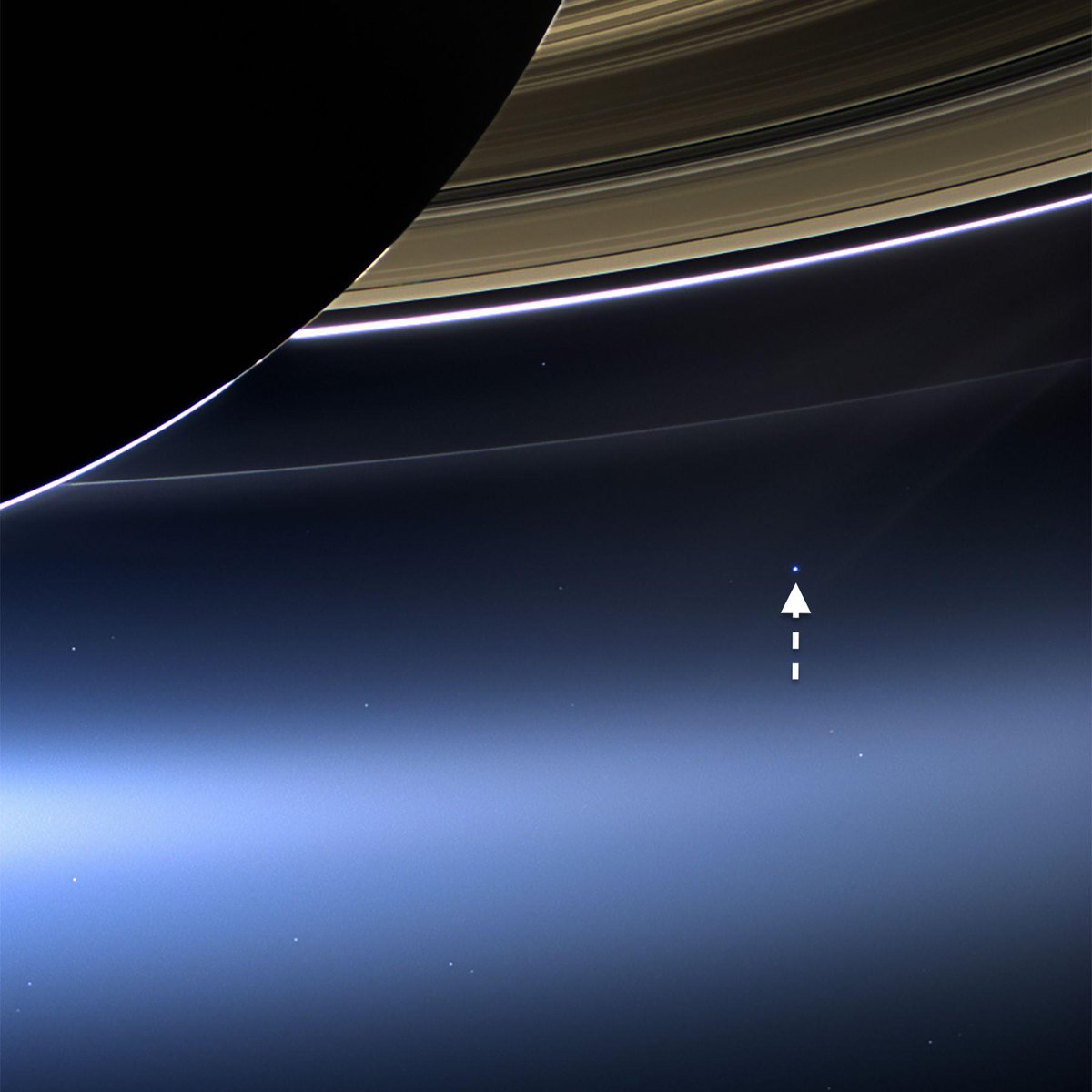 "Un punto azul pálido".

¿Ves ese punto tan lejano que se logra apreciar debajo de los anillos de Saturno? Esa es la Tierra, un punto azul pálido en esta fotografía tomada el 19 de julio de 2013 por la sonda espacial Cassini.

Una fotografía más antigua y similar a esta, pero