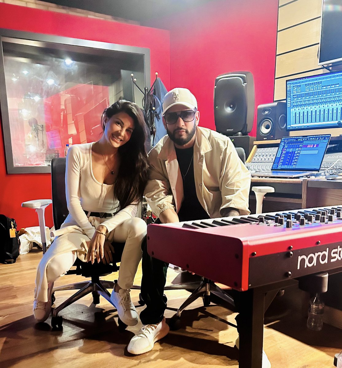 Xshayeworld's tweet photo. 🇬🇧 Studio with @Asli_Jacqueline 🚀🚀 #myst #turnthisupmusic 📀 Coming Soon!!! 🤐 https://t.co/cnpswHbKg3