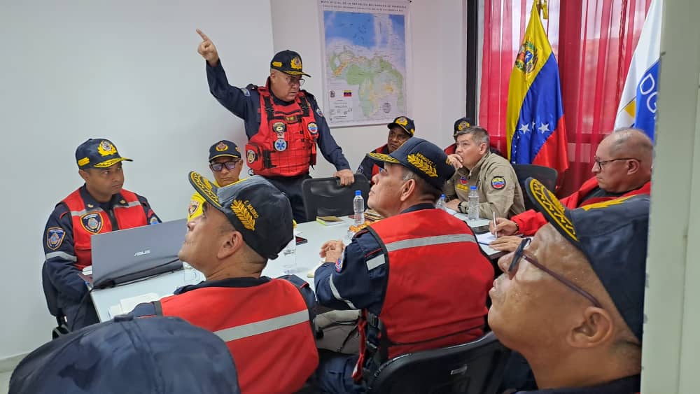 #26Jun Siguiendo instrucciones del A/J <a href="/CeballosEnLinea/">Remigio Ceballos Ichaso.</a> Vicepresidente Sectorial. El Primer  General <a href="/CarlosR58566170/">Carlos Rodriguez</a> se reune con el Viceministro <a href="/cperezampueda/">cperezampueda</a> y Juan Carlos Oti, Director General de los Centros de Comando y Control <a href="/oficialven911/">OFICIAL VEN 9-1-1</a> en el marco del plan de lluvias
