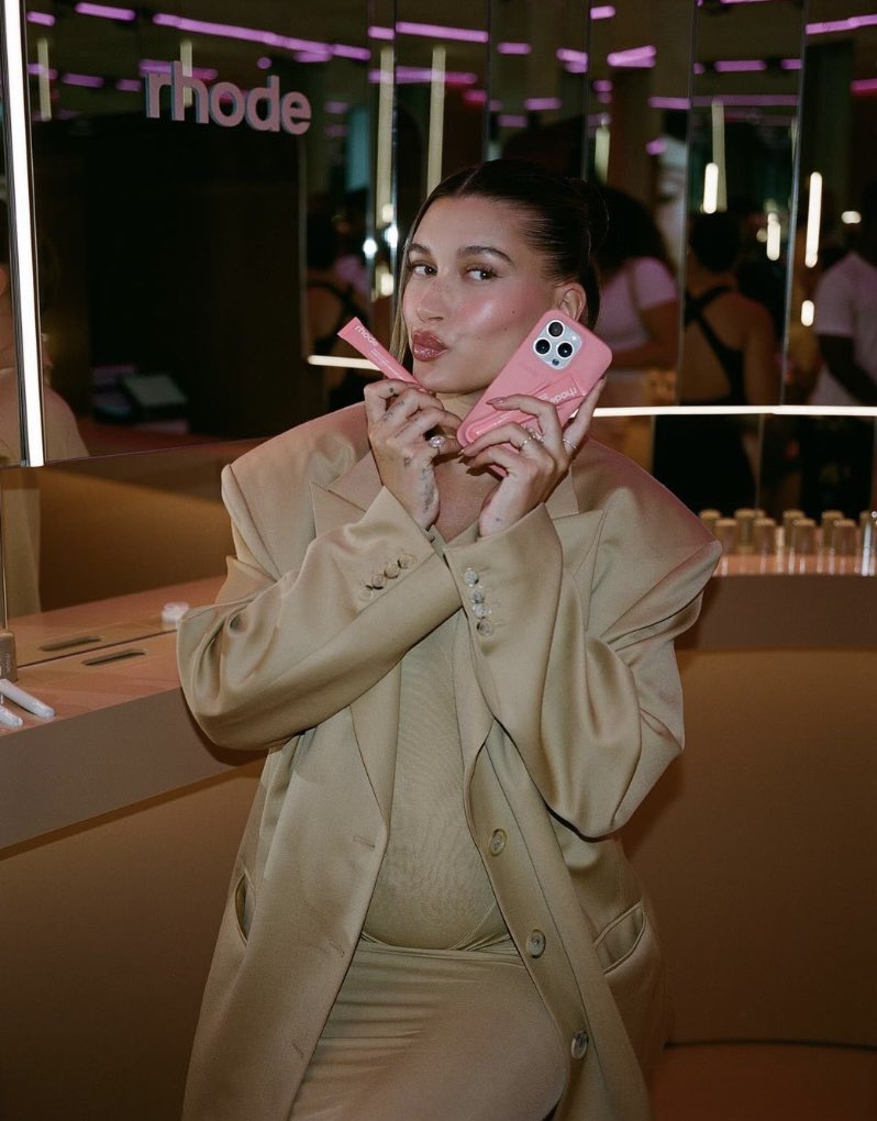 doin2much_'s tweet photo. Hailey Bieber’s “Rhode Skin” is currently having of the biggest and most successfully marketed pop ups ever; a thread https://t.co/kZ76ic5YAW