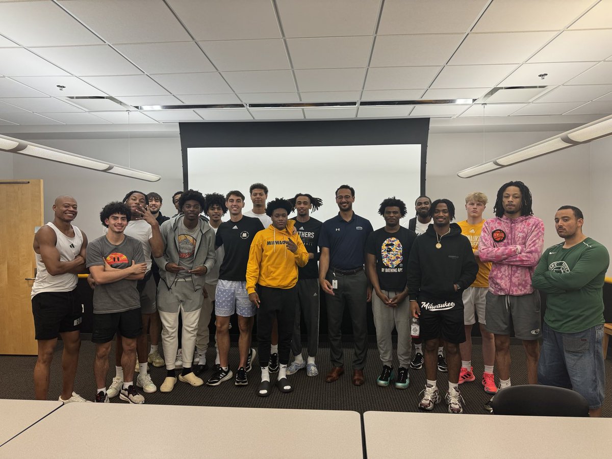 Big thanks to Mike Fowler for talking with our guys about personal finance and financial literacy. Paying it forward. I’m so proud of you. Baird is lucky to have you!!  ⁦<a href="/BigMike3223/">mike :)</a>⁩ ⁦<a href="/rwbaird/">Baird</a>⁩ ⁦<a href="/MKE_MBB/">Milwaukee Men's Basketball</a>⁩ ⁦<a href="/queensMBB/">Queens (N.C.) Men’s Basketball</a>⁩ ⁦<a href="/QueensUniv/">Queens University of Charlotte</a>⁩