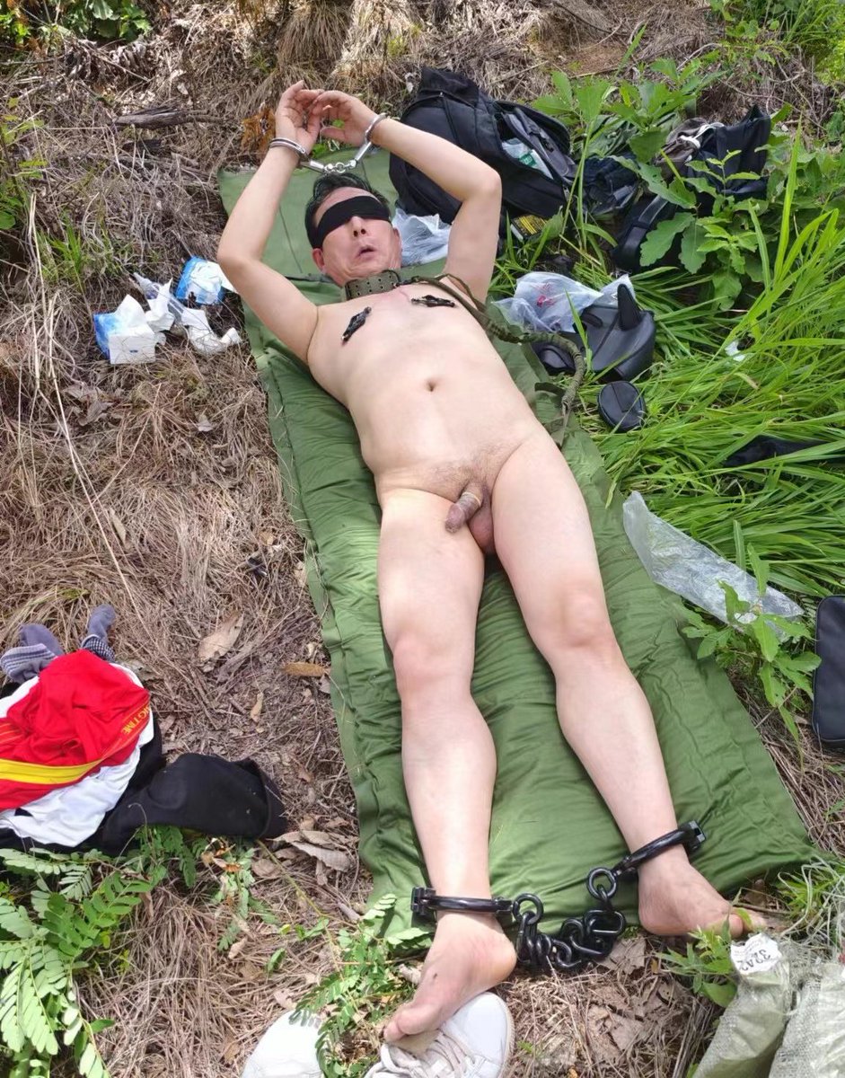 狗子喜当爹邀请老子去一起玩。我说咋了你想跟你哥一样当奴下奴？狗子回答很有技巧，我只喜欢被爸爸艹只做爸爸的骚狗。听爸爸的话吗？听。那爸爸让你伺候你的奴呢？沉默半天，直到夜里才回复好的爸爸带着哭的表情。身体上的折腾都是次要的，心理上的压榨突破带来的羞辱刺激才是骚狗们趋之若鹜的根源。