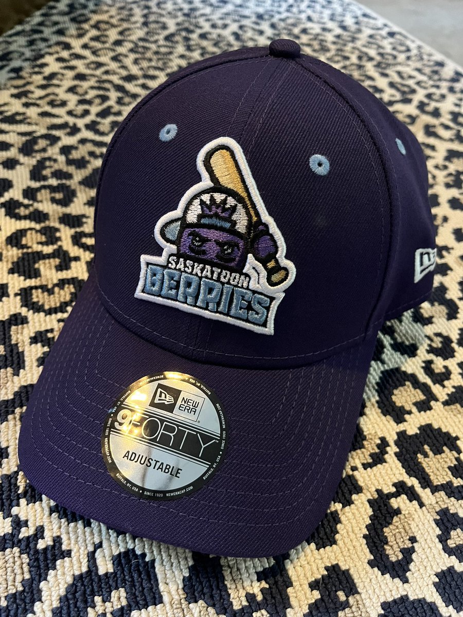 bhack_21's tweet image. A care package just arrived from home! Can’t wait to wear this around the city (as well as at the St Louis Cardinals games). @StoonBerries