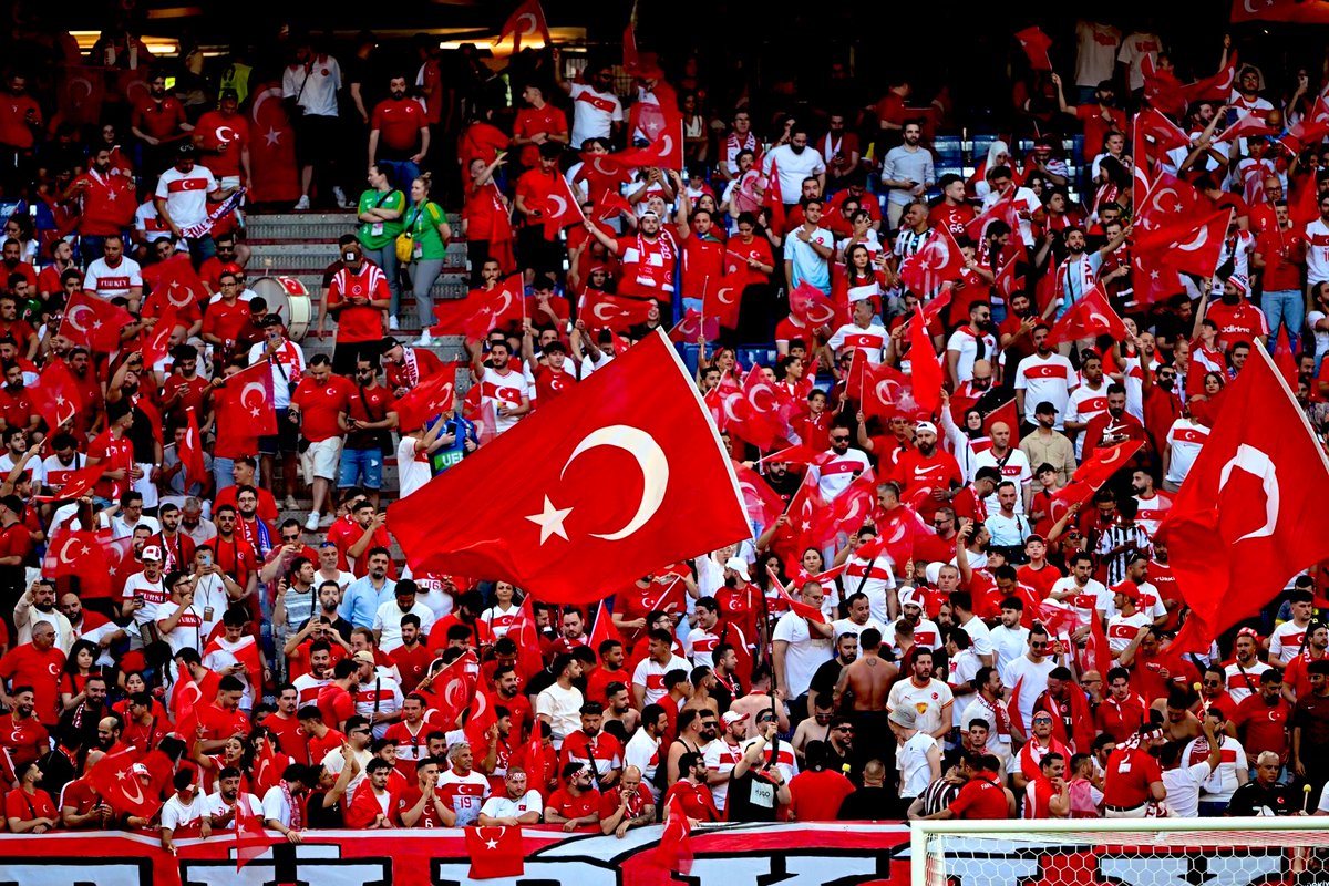 EPL_Gunlukleri's tweet photo. “Parla, hilal ve yıldızım
Parla, beyaz ve kırmızım” https://t.co/hIBPHuLgRv