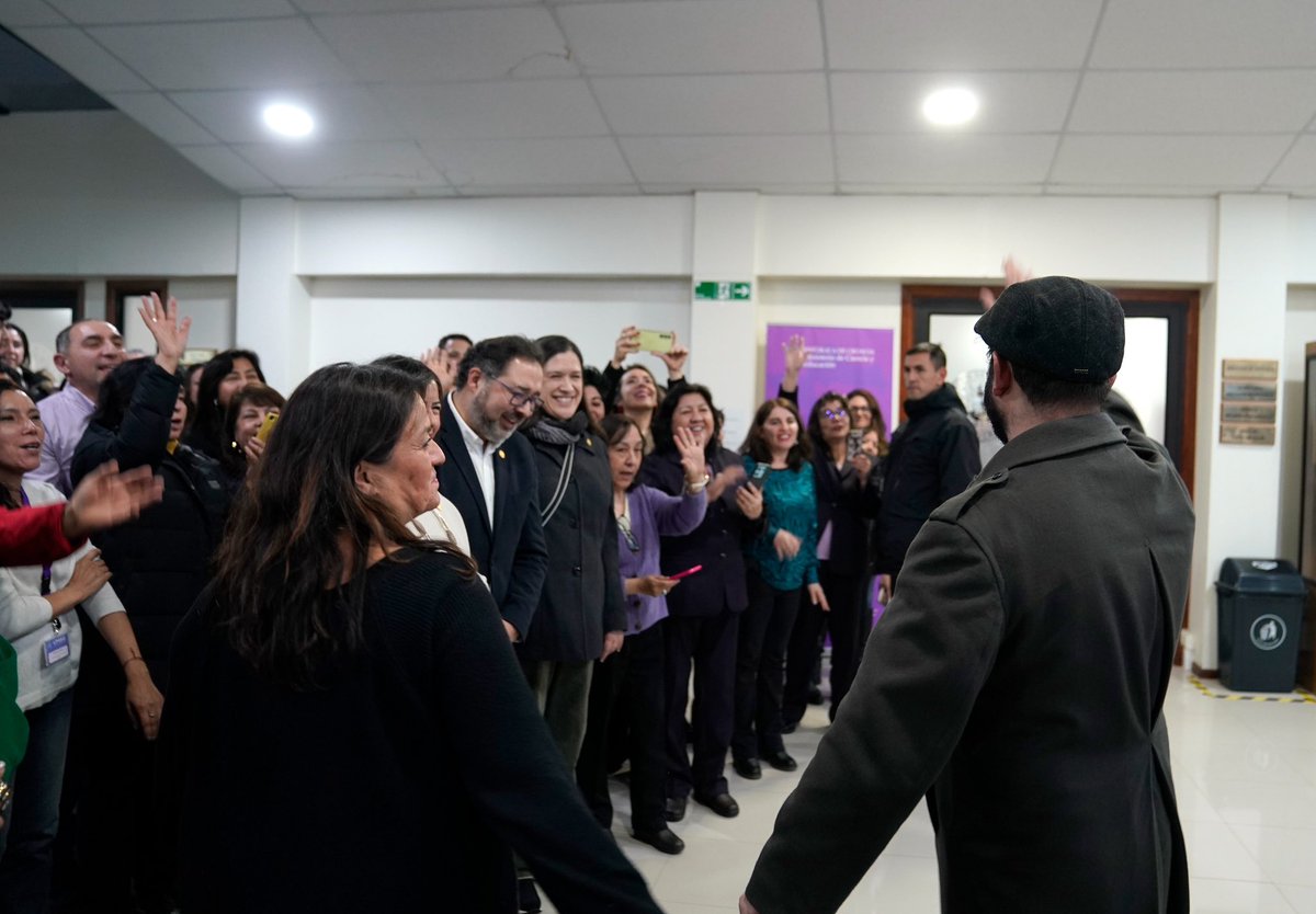 GabrielBoric's tweet photo. Finalizamos este primer día de gira por la Región de Magallanes y la Antártica Chilena, junto al rector de la @UdeMagallanes, José Maripan y el delegado presidencial José Ruiz, con quienes conversamos sobre lo fundamental de la educación superior pública en las zonas extremas de nuestro país y el desafío que tienen al ser un espacio de progreso para sus comunidades.