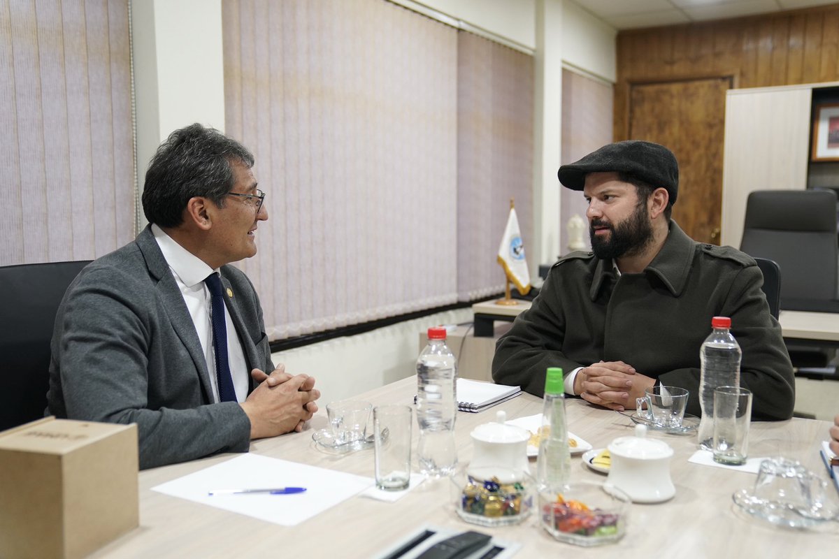 GabrielBoric's tweet photo. Finalizamos este primer día de gira por la Región de Magallanes y la Antártica Chilena, junto al rector de la @UdeMagallanes, José Maripan y el delegado presidencial José Ruiz, con quienes conversamos sobre lo fundamental de la educación superior pública en las zonas extremas de nuestro país y el desafío que tienen al ser un espacio de progreso para sus comunidades.