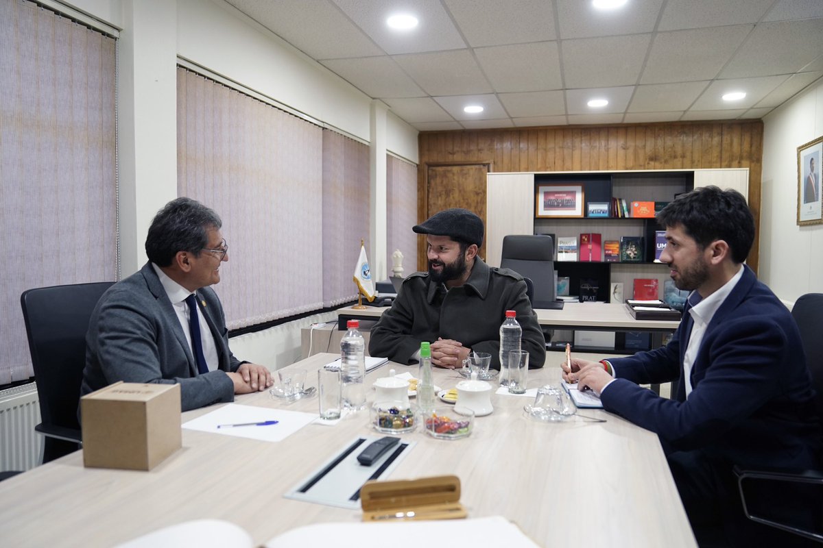 GabrielBoric's tweet photo. Finalizamos este primer día de gira por la Región de Magallanes y la Antártica Chilena, junto al rector de la @UdeMagallanes, José Maripan y el delegado presidencial José Ruiz, con quienes conversamos sobre lo fundamental de la educación superior pública en las zonas extremas de nuestro país y el desafío que tienen al ser un espacio de progreso para sus comunidades.