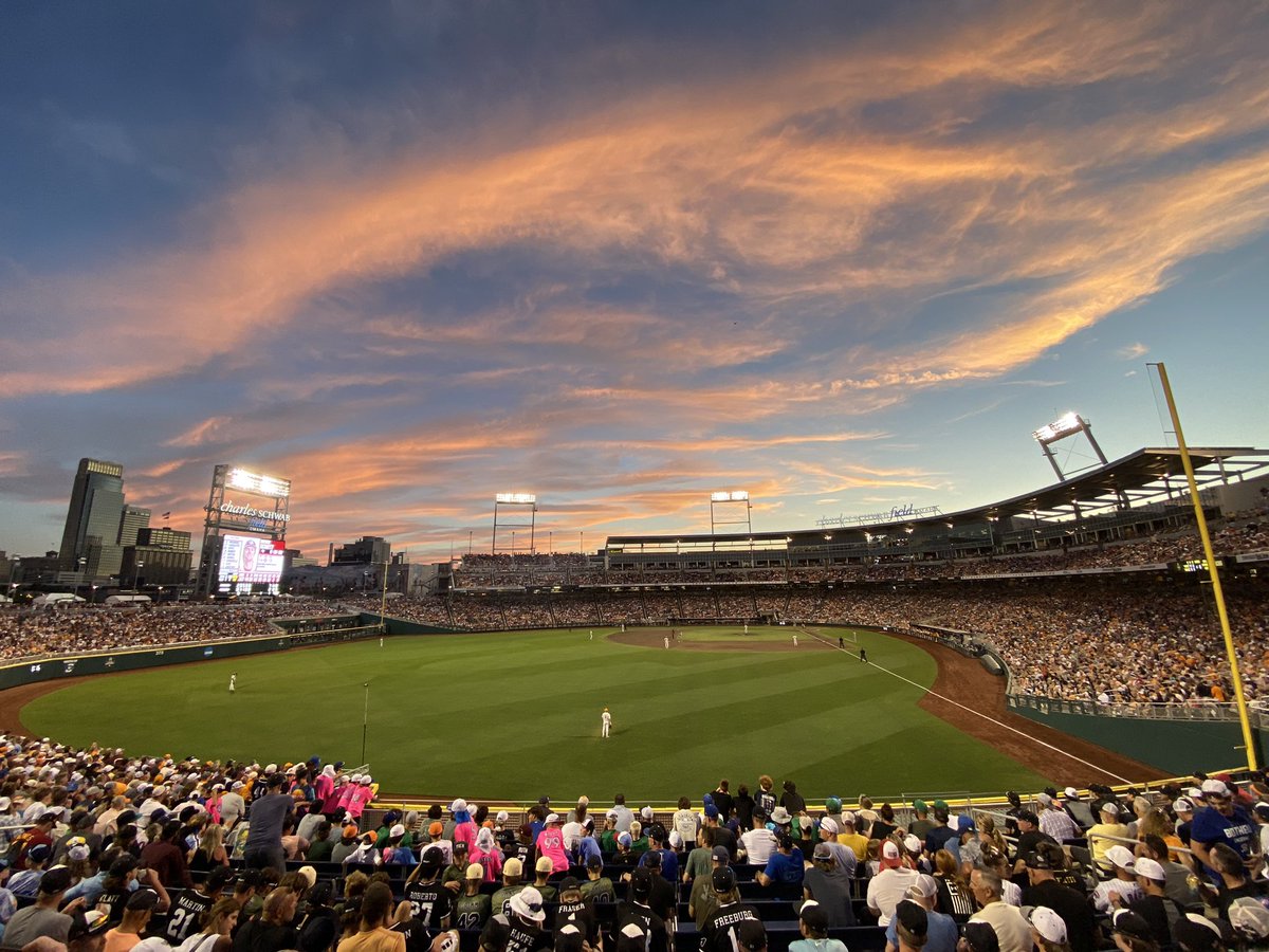 max_potter1's tweet photo. How can you not be romantic about baseball?

#MCWS https://t.co/qHJ6FaeT1J