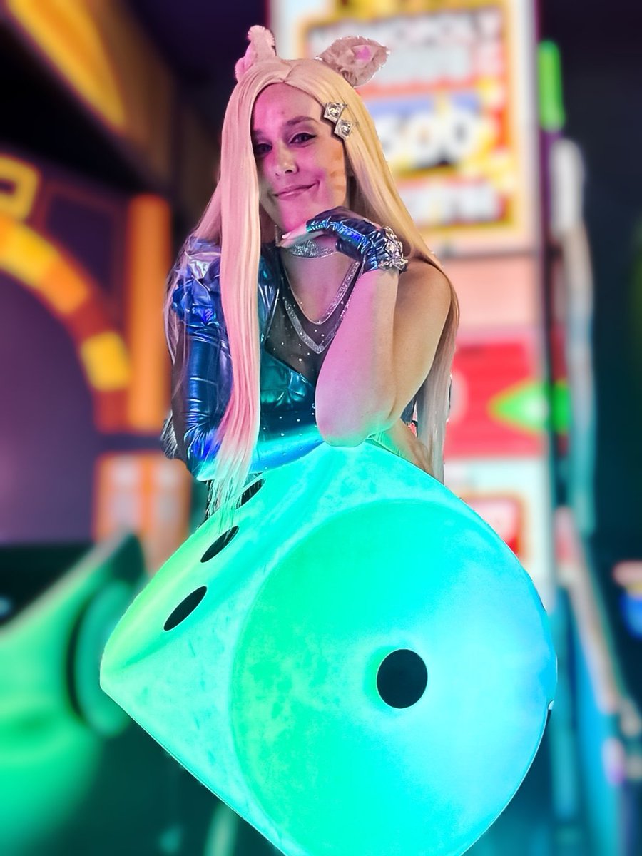 Time to roll the dice, you know I'm the type 🎲

#cosplay #kda #ahri #leagueoflegends
