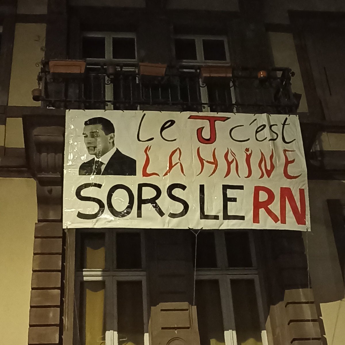 Bdhdjdjdjd l'immeuble à côté du mien je pleure