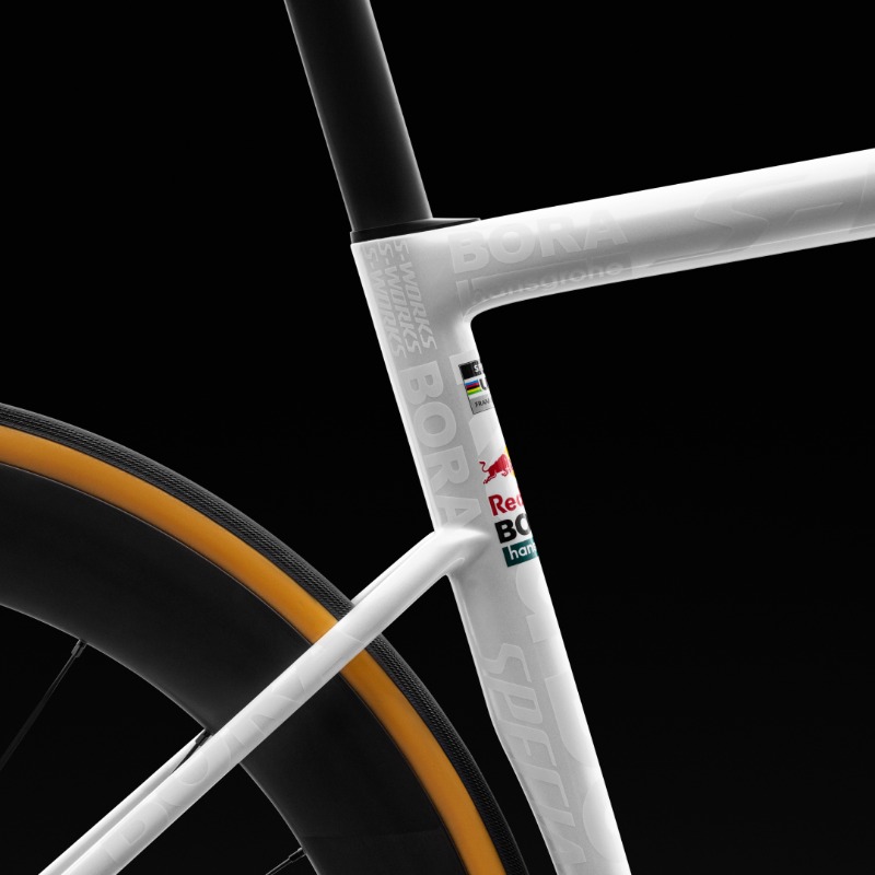 specialized_j's tweet photo. S-Works Tarmac SL8 LTD Red Bull - BORA - hansgrohe Editionが登場。

7月26日(金)から8月18日(日)まで抽選販売の申し込みを受け付け、一部のスペシャライズドストアでは抽選申し込み期間中に展示も実施します。

歴史的な１台をぜひ店頭でもご覧ください。