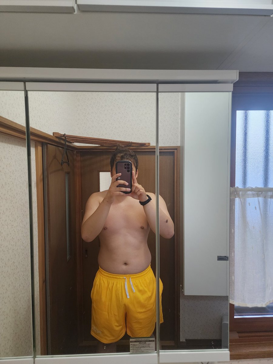 basketraining13's tweet photo. 左から
3年前 1か月前 昨日 の写真。
ヤバすぎる😂😂 https://t.co/wsI4ykD9MI