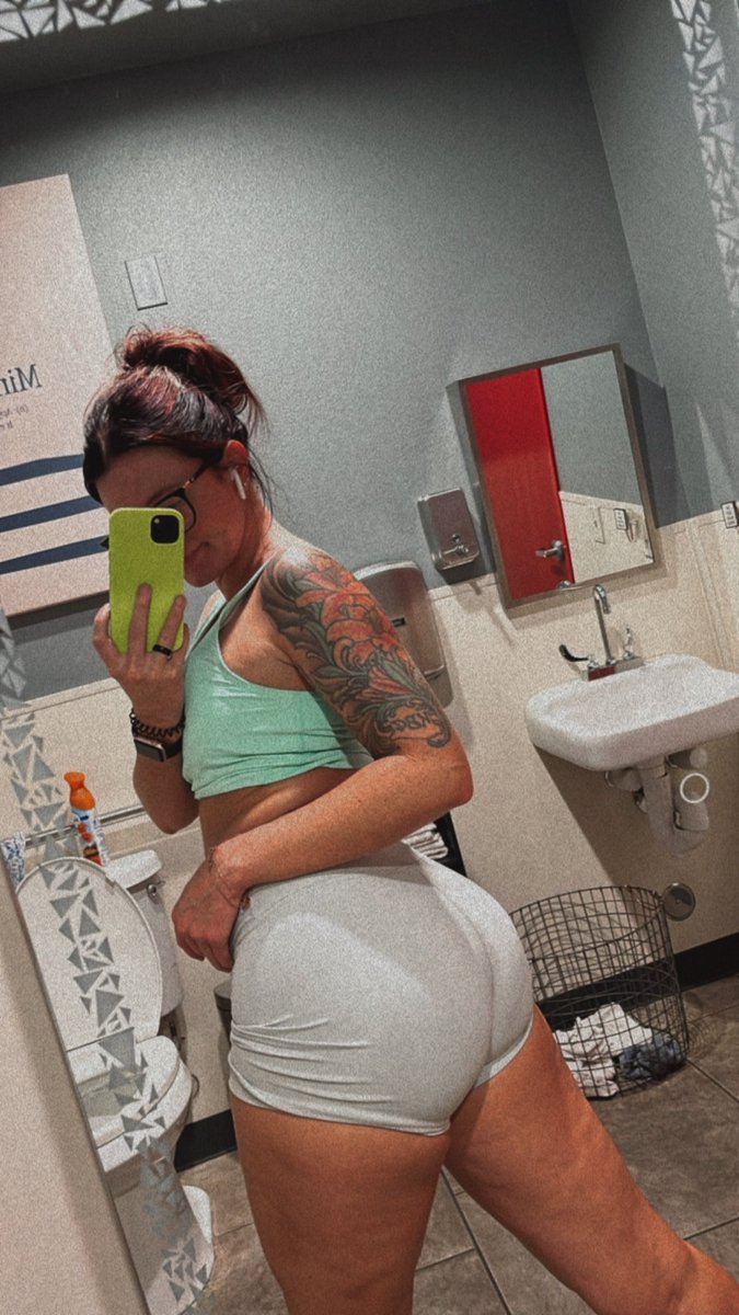 Laurelm_13's tweet photo. RT if you’d bend me over https://t.co/omTV5BB7KL