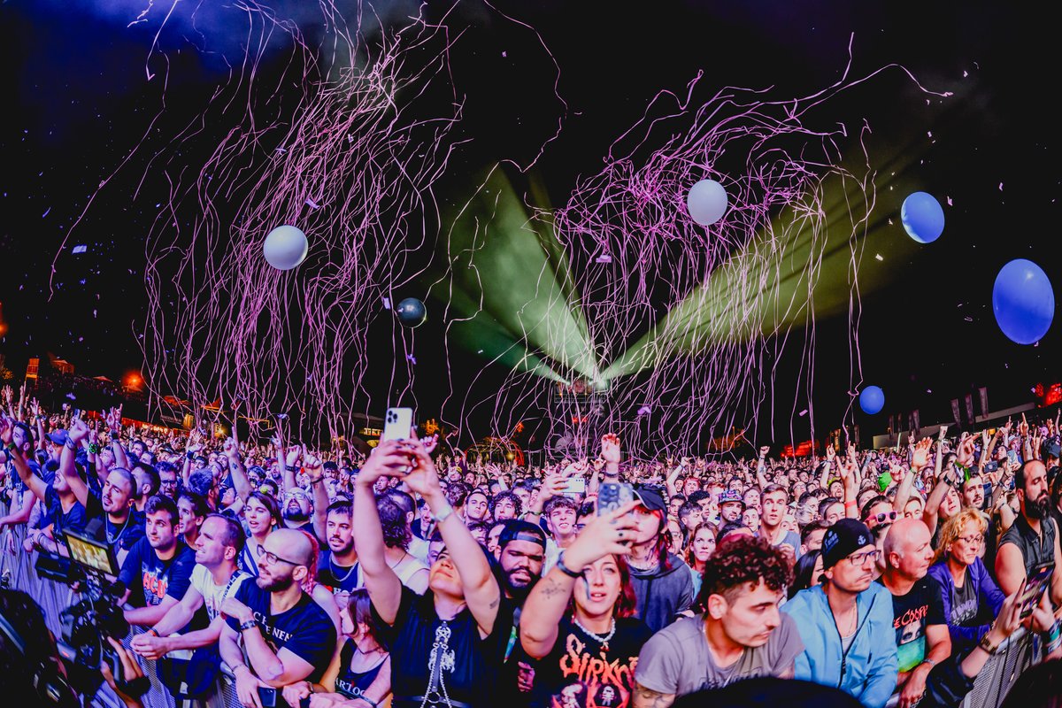 ResurrectionESP's tweet photo. Las leyendas canadienses del pop punk Sum 41 han dejado a todo el mundo emocionado demostrando por qué han marcado a toda una generación y por qué siguen siendo tan queridos 🤘🏽

Difícil expresar lo genial que ha sido tenerlos en Resurrection Fest con su nuevo disco y su gira de despedida. Los echaremos mucho de menos ‼️

You'll be missed, @Sum41! Thx for everything! 🖤

#ANEWDIMENSION 
#ResurrectionFest #ResurrectionFestEG
#Sum41
@turgalicia @camino_xacobeo @depulugo #concellodeviveiro #DescubreViveiro @estrellagalicia