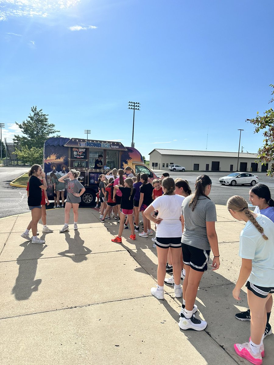 PrairieGBB's tweet photo. Amazing evening with all our youth players at camp! Lots of hoops, Kona ice, and a water balloon fight at the end! 

Excited for the future of this program and the opportunity to have nights like this! https://t.co/3JVVPiVipq