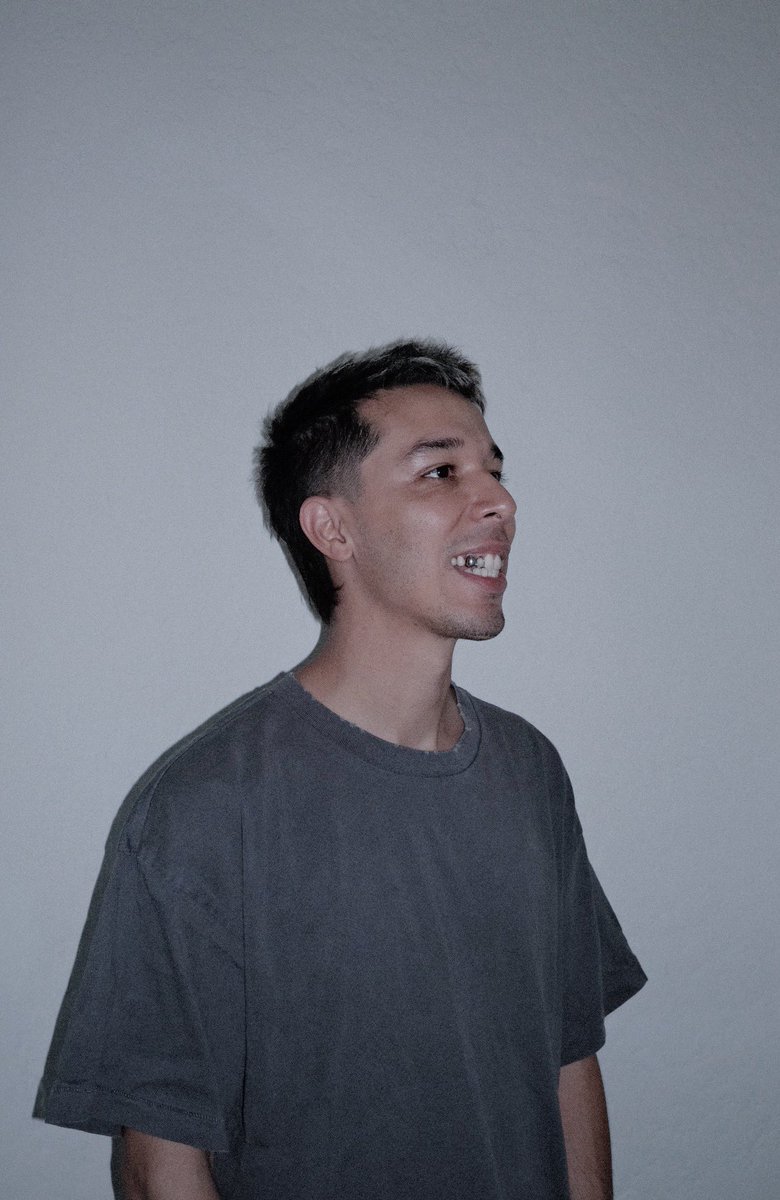 itscomunity's tweet photo. Ugly but my grilzz nice https://t.co/Bt7PSuyEYl