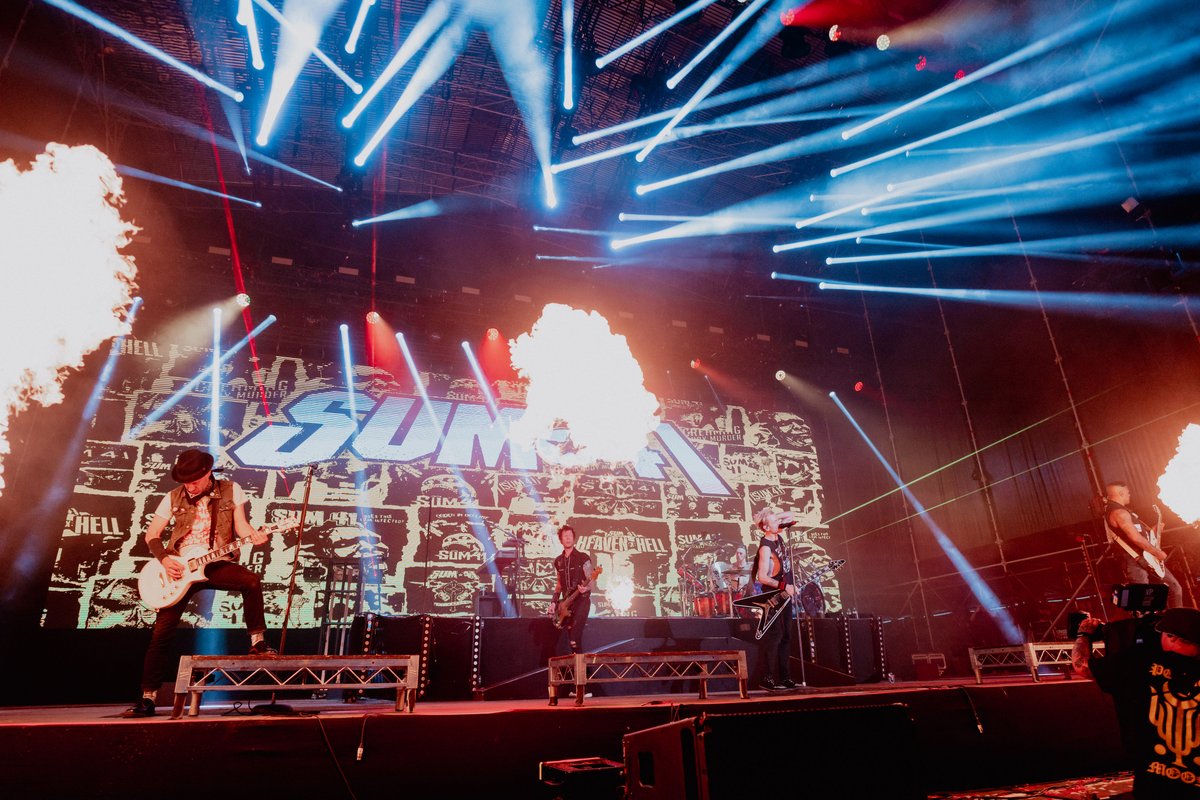 Las leyendas canadienses del pop punk Sum 41 han dejado a todo el mundo emocionado demostrando por qué han marcado a toda una generación y por qué siguen siendo tan queridos 🤘🏽

Difícil expresar lo genial que ha sido tenerlos en Resurrection Fest con su nuevo disco y su gira de