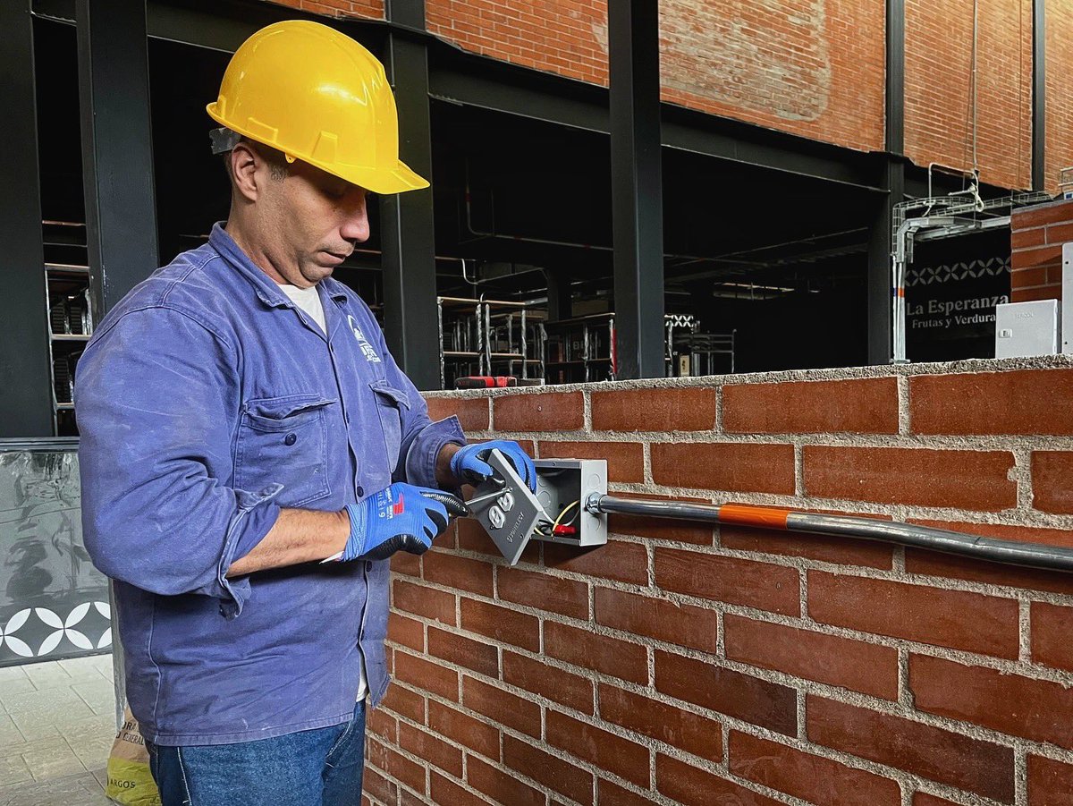Megaproyectovia's tweet photo. En la plaza de mercado del municipio de La Ceja, avanzamos con éxito en las siguientes actividades para adecuar las instalaciones:

👉🏼 Instalación de tubería para la red contra incendios.
👉🏼 Implementación de nuevas redes eléctricas.
👉🏼 Construcción de juntas de dilatación. https://t.co/QEZinw1Muv